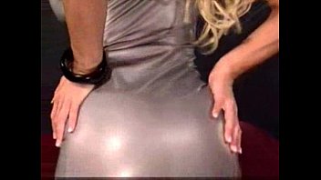 セクシーなブロンドのMILFポーズ